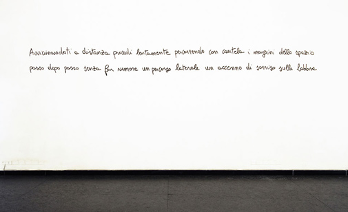 Cesare Viel, Avvicinandoti a distanza, 2008, scritta a parete. Foto Francesco Cardarelli. Courtesy Pinksummer, Genova