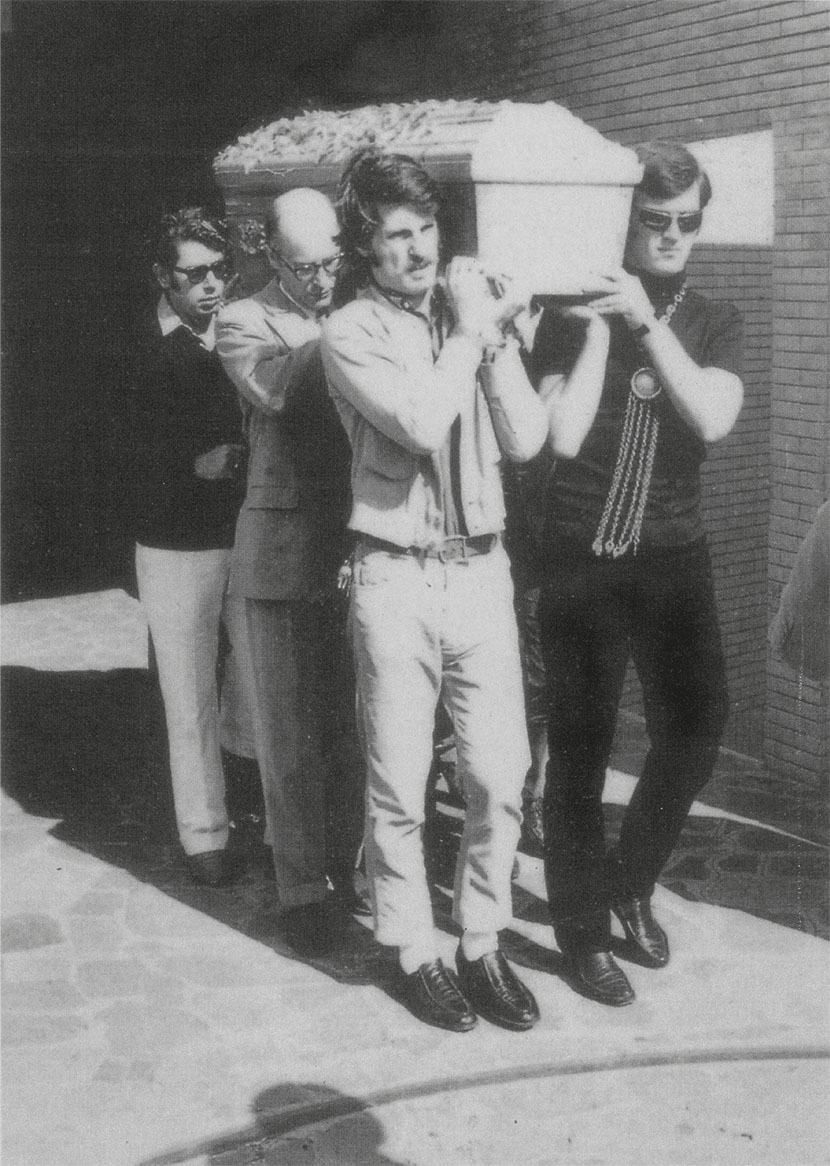 da sinistra: Vittorio Brandi Rubiu, Maurizio Calvesi, Cesare Tacchi, Fabio Sargentini al funerale di Pino Pascali, Roma, 1968