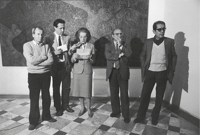 da sinistra: Achille Bonito Oliva, Roberto Lambarelli, Palma Bucarelli, Filiberto Menna, Vittorio Brandi Rubiu durante l’assegnazione del Premio Extemporanea, L’Attico, Roma, 13 maggio 1984
