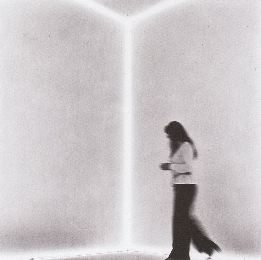 Laura Grisi, Volume of Air, 1968, installation view, Nuovi Materiali, Nuove Tecniche, Caorle, Venice, 1969 © Laura Grisi Estate