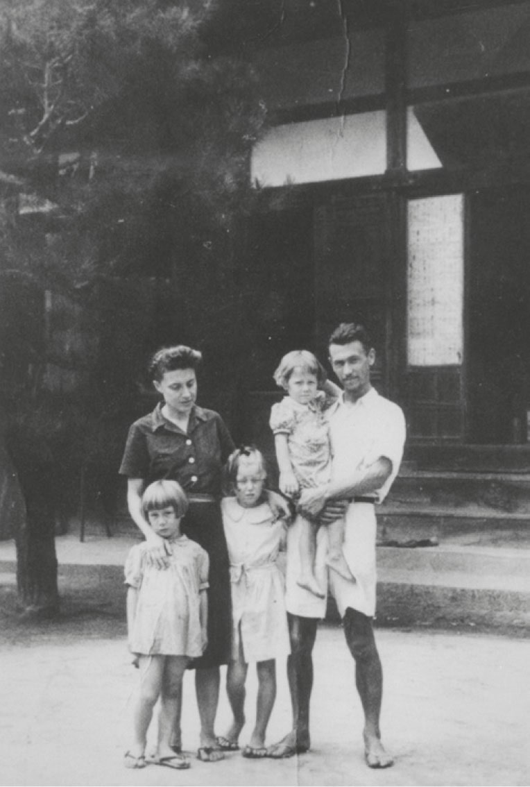 Giappone, settembre 1945: Topazia Alliata, Fosco Maraini e le figlie Dacia, Yuki e Toni (in braccio al padre) dopo la liberazione dal campo di concentramento di Nagoya. Archivio Toni Maraini