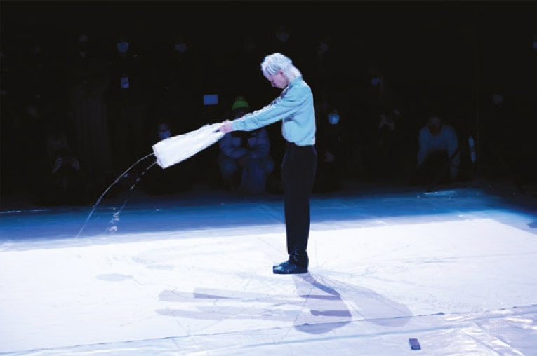 Silvia Calderoni and Ilenia Caleo, Flu水o (Covered in Detergent on Stage, Bathing in Water di Nam June Paik), 2021, performance. Pirelli HangarBicocca, Milan. Photo t-space studio 